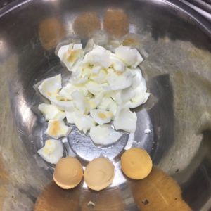 卵マカロニサラダのレシピ1．ゆで卵を白身と黄身に分けてボールに入れる