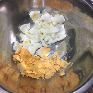 卵マカロニサラダのレシピ2.ゆで卵の黄身をすりつぶす