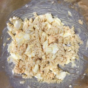 卵マカロニサラダのレシピ5.先に作っておいた卵サラダにマカロニを入れてかき混ぜる