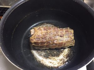 かんたん煮豚(焼き豚・チャーシュー)の作り方。豚肩ロースのレシピ。鍋に油をひき強火で焼き、全面に焼き目をつける