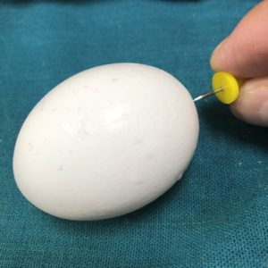 殻をきれいに剥けるゆで卵の作り方、おしりに画びょうで穴をあける